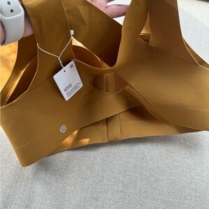 Lululemon sport bra top NWT, Enlite Zip Front